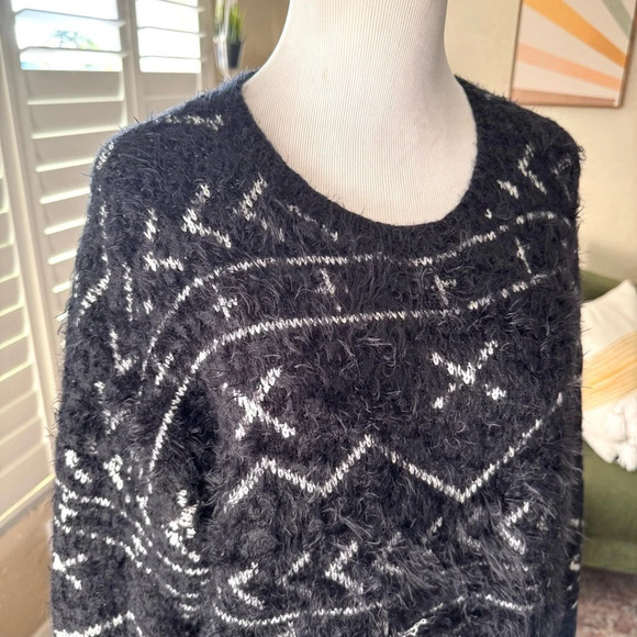 F21 black fuzzy oversized crew neck sweater - Picture 2 of 6